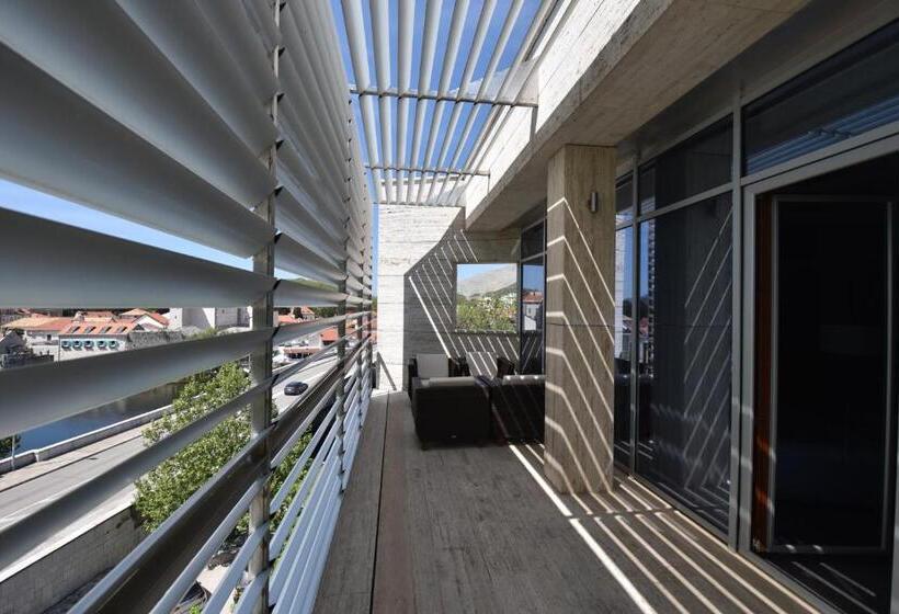 اتاق استاندارد با چشم‌انداز رودخانه, Sesto Senso