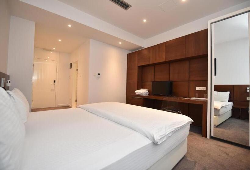 اتاق استاندارد با چشم‌انداز رودخانه, Sesto Senso