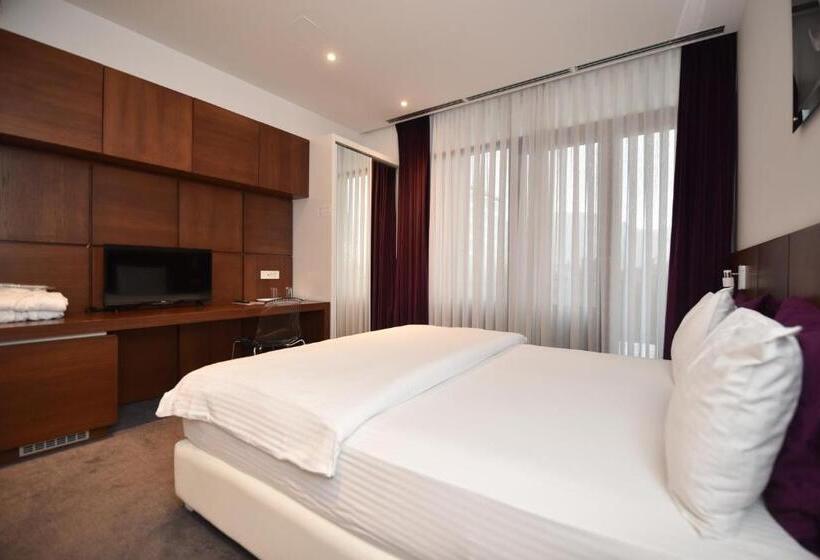 اتاق استاندارد با چشم‌انداز رودخانه, Sesto Senso