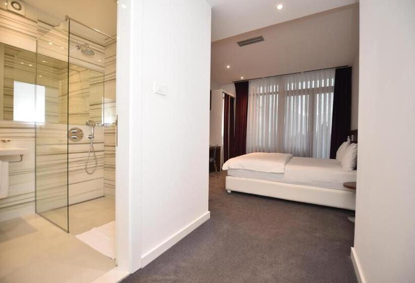 اتاق استاندارد با چشم‌انداز رودخانه, Sesto Senso