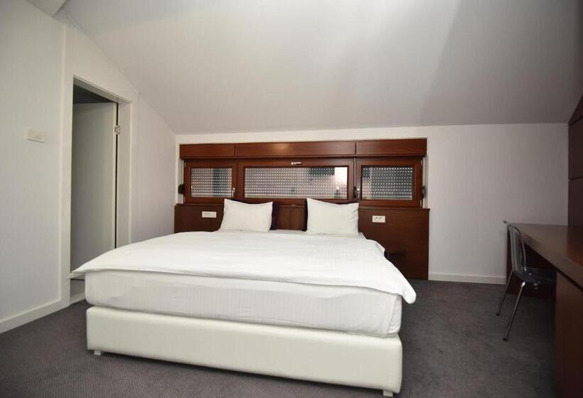 اتاق لوکس, Sesto Senso