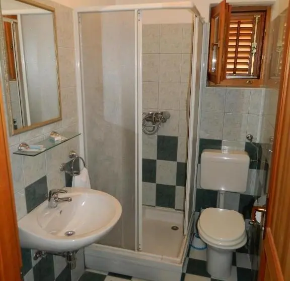 اتاق استاندارد سه تخته با بالکن, Motel Jelčić