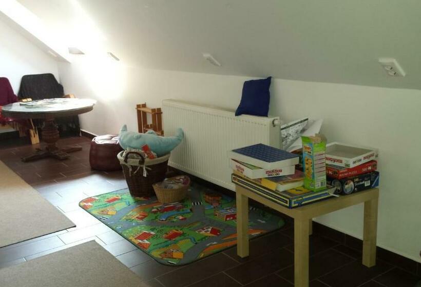 חדר סטנדרט, Hanna Szobái