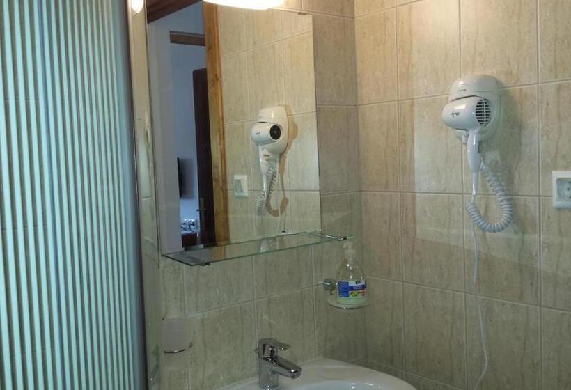 חדר סטנדרט, Hanna Szobái