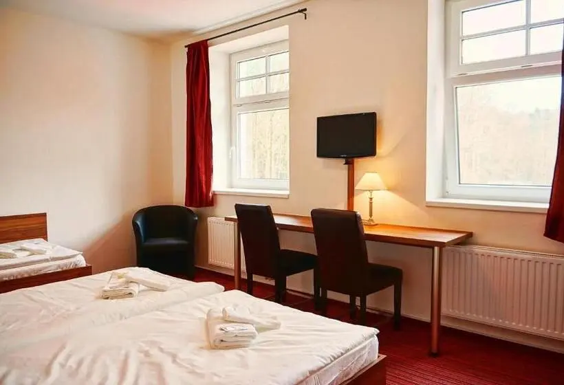 Standard Kolmen Hengen Huone, Restaurace A Penzion Zděná Bouda