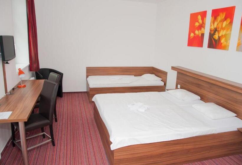 اتاق استاندارد سه نفره, Restaurace A Penzion Zděná Bouda