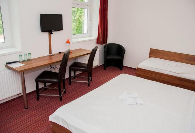 اتاق استاندارد سه نفره, Restaurace A Penzion Zděná Bouda