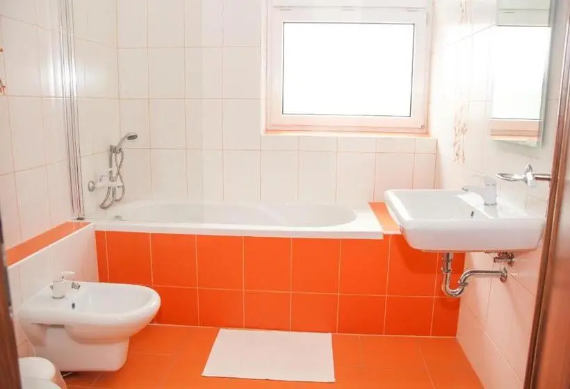 Standard Kolmen Hengen Huone, Restaurace A Penzion Zděná Bouda