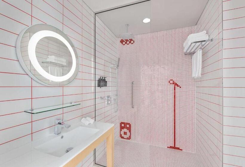 استودیوی استاندارد, Radisson Red Dubai Silicon Oasis