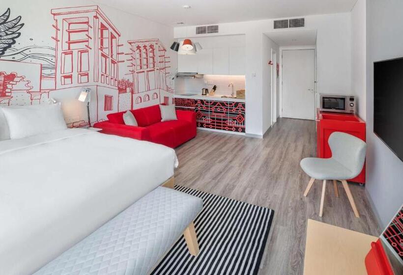 استودیوی استاندارد, Radisson Red Dubai Silicon Oasis