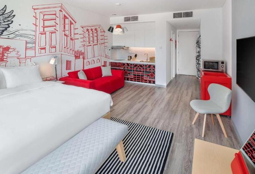 استودیوی استاندارد, Radisson Red Dubai Silicon Oasis