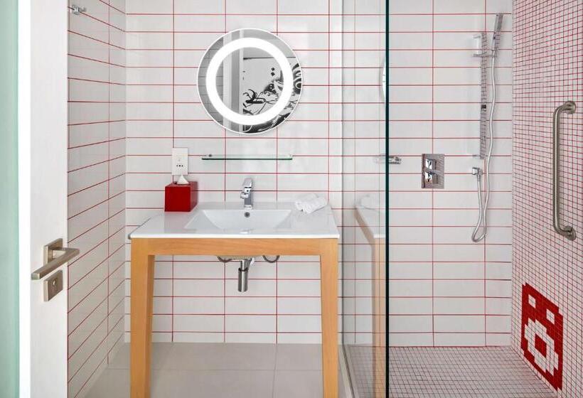 استودیوی استاندارد, Radisson Red Dubai Silicon Oasis