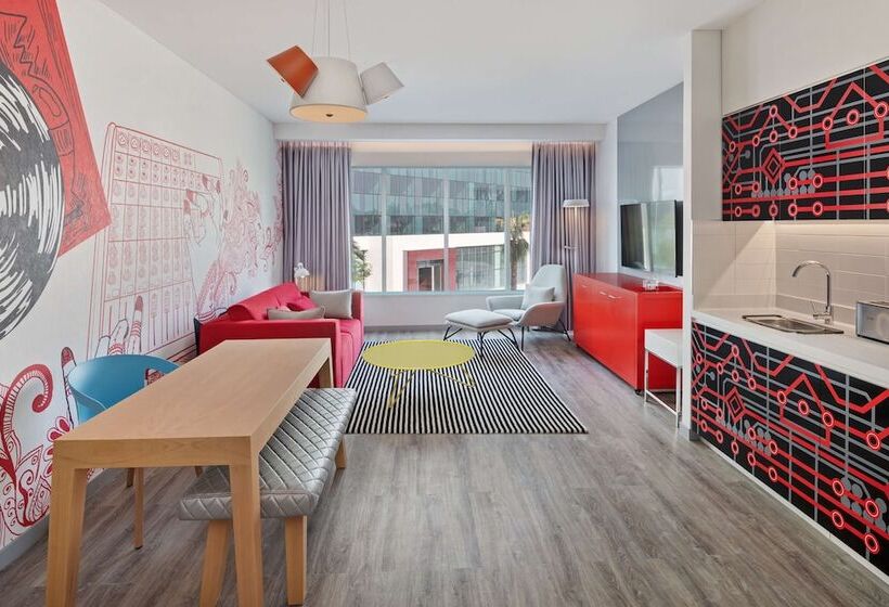 استودیوی استاندارد, Radisson Red Dubai Silicon Oasis