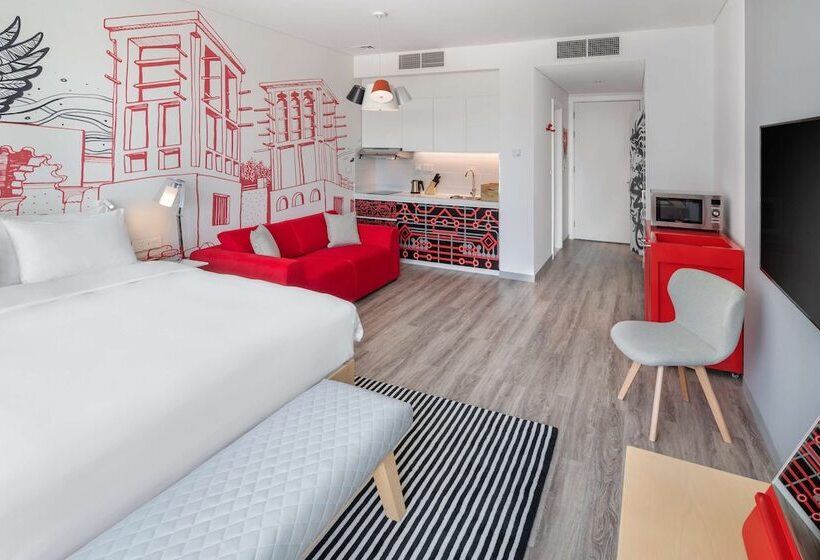 استودیوی استاندارد, Radisson Red Dubai Silicon Oasis