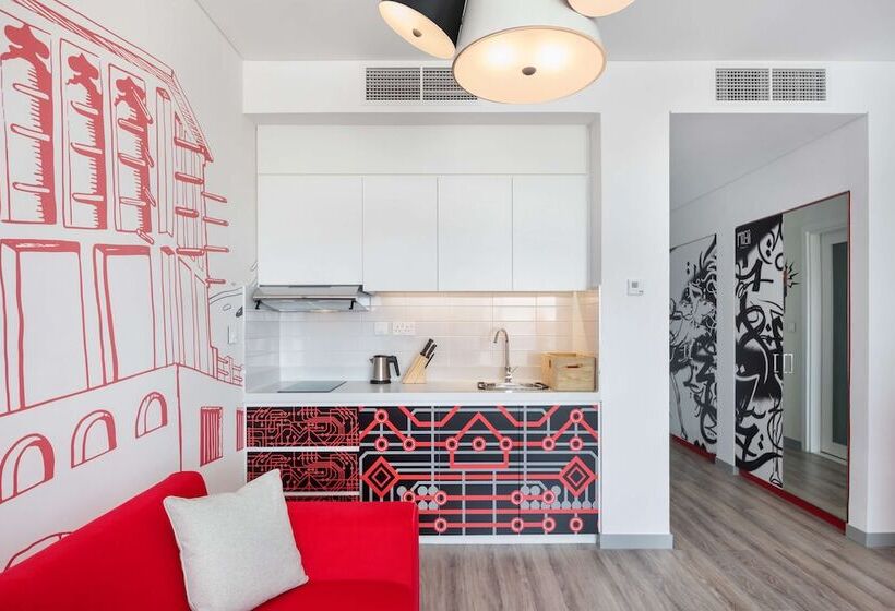 استودیوی استاندارد, Radisson Red Dubai Silicon Oasis