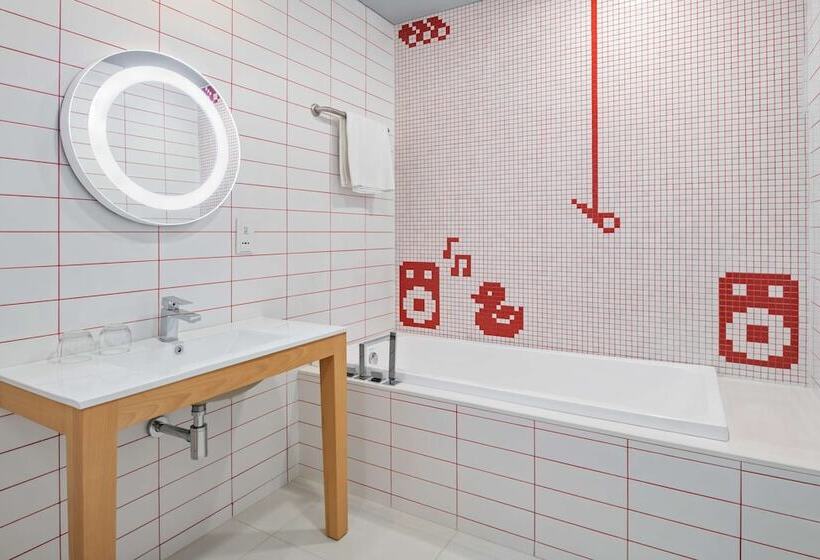 سوییت خانوادگی, Radisson Red Dubai Silicon Oasis