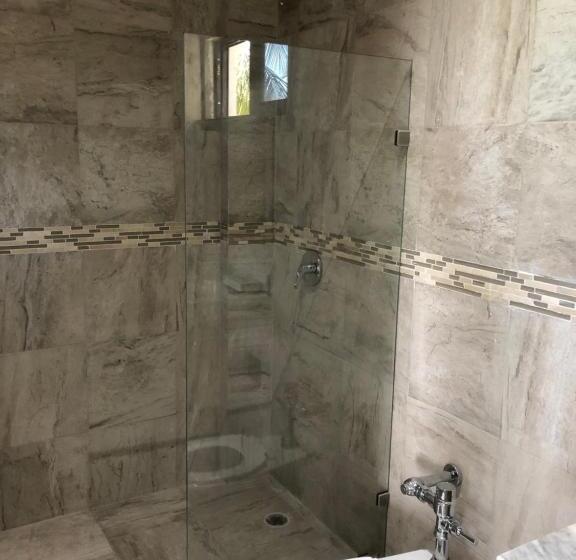 غرفة قياسية رباعية مطلة على البحر, Cuxos Hotel Beachfront