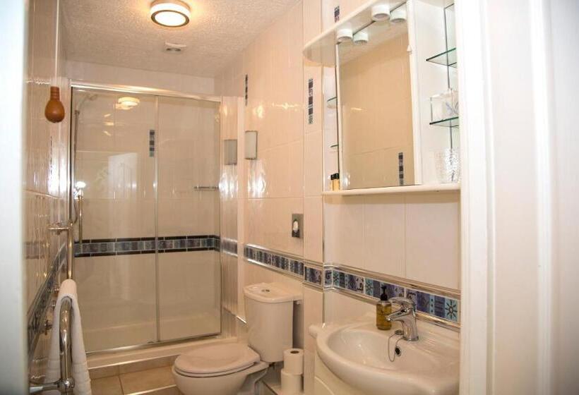 חדר סופריור, Carlton Court