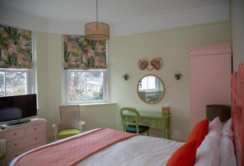 חדר סופריור, Carlton Court