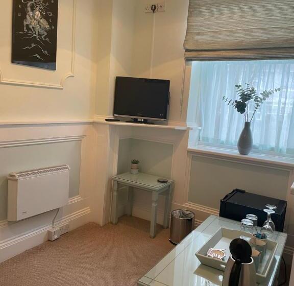 סוויטה דלוקס, Carlton Court