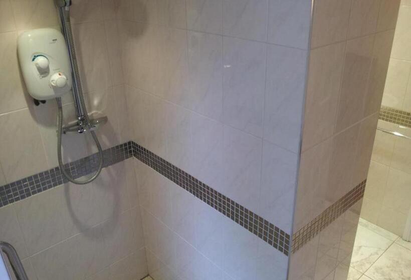 סוויטה דלוקס, Carlton Court