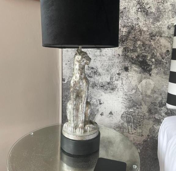 غرفة ديلوكس, Carlton Court