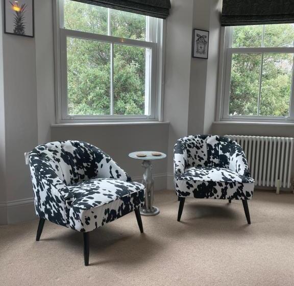 חדר דלוקס, Carlton Court