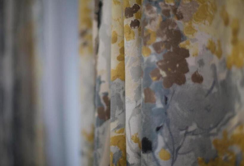 غرفة سوبيريور, Carlton Court