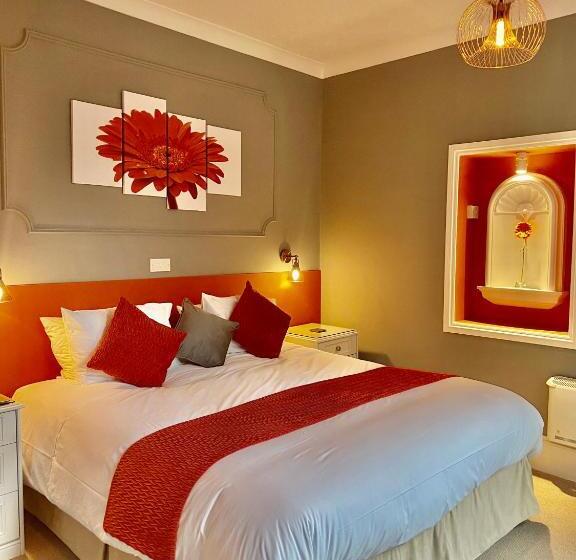 חדר דלוקס, Carlton Court