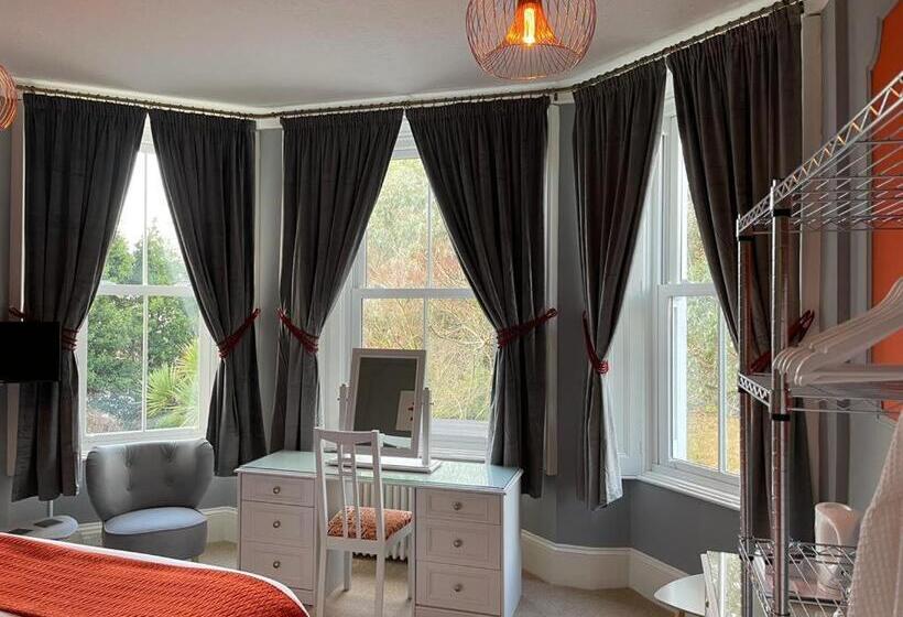 חדר דלוקס, Carlton Court