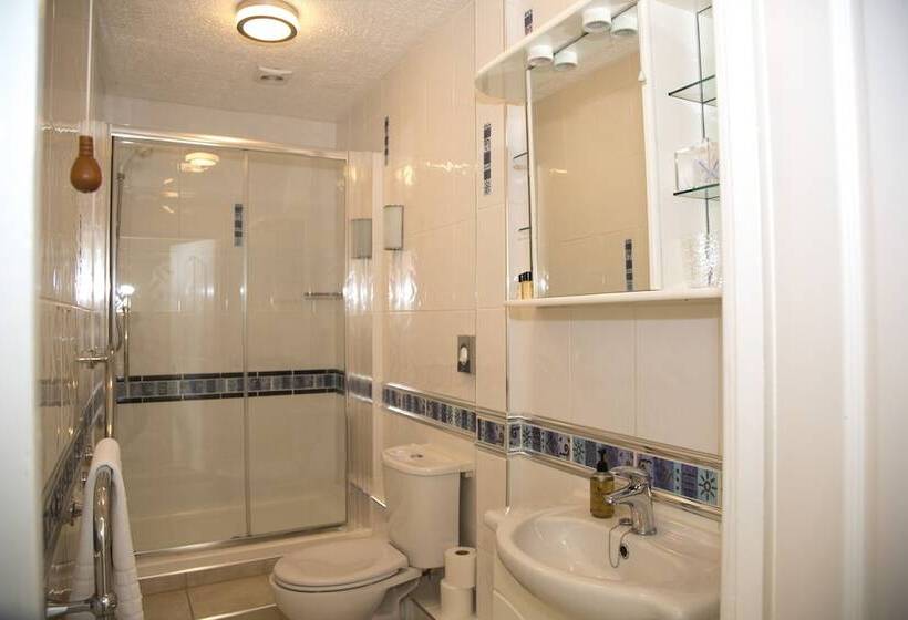 חדר סופריור, Carlton Court