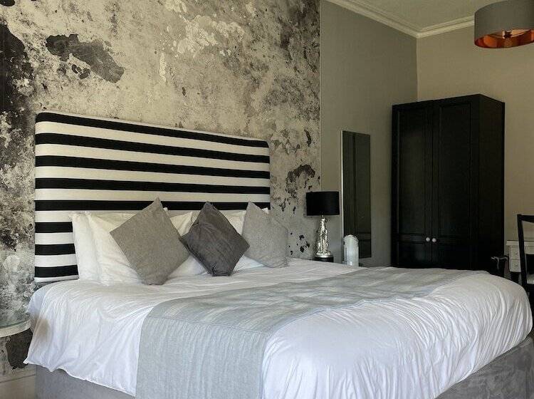 חדר סופריור, Carlton Court