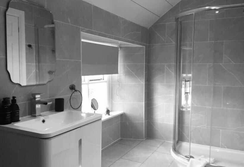 Номер Deluxe, Oswald House