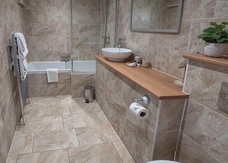 Номер Deluxe, Oswald House