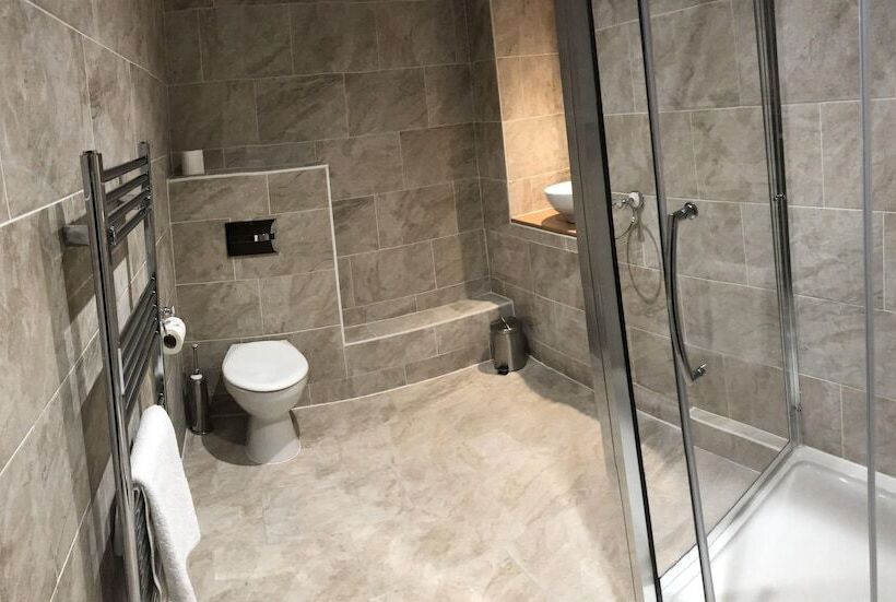 Номер Стандарт, Oswald House