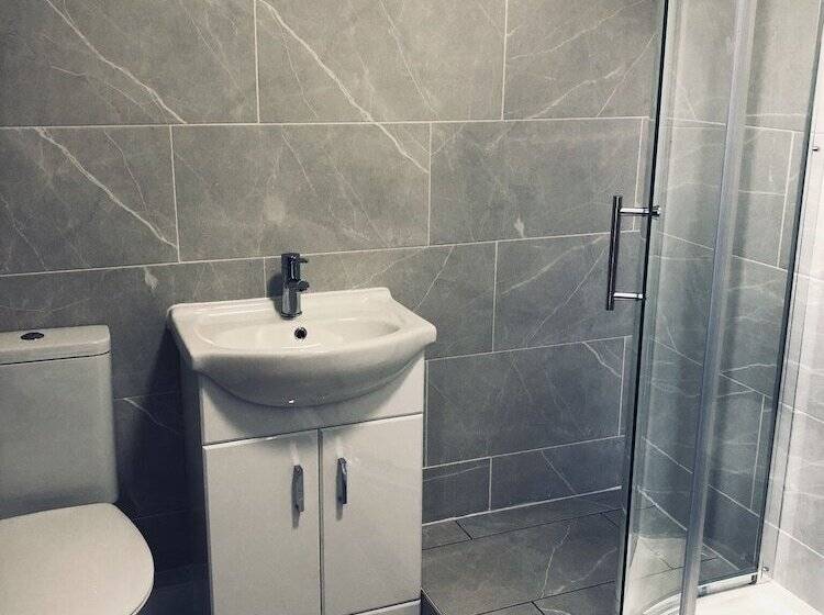 Номер Стандарт, Oswald House