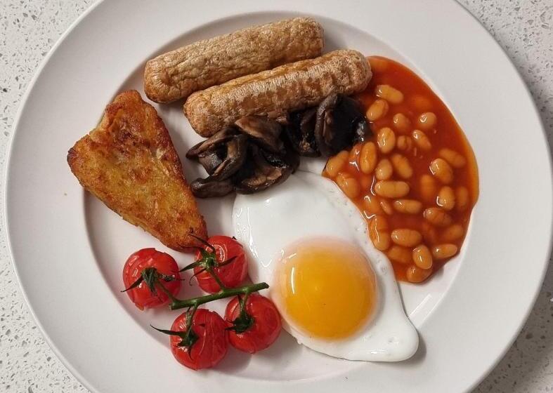 חדר משפחתי, Rowcroft Lodge