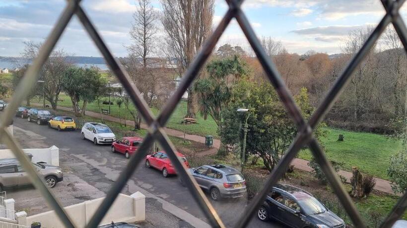 חדר משפחתי, Rowcroft Lodge