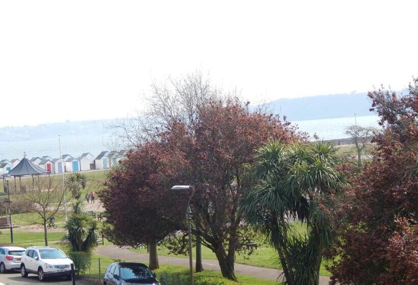 חדר משפחתי, Rowcroft Lodge