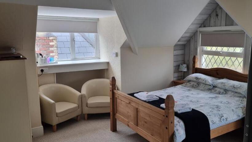 חדר משפחתי, Rowcroft Lodge