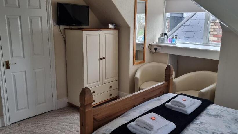 חדר משפחתי, Rowcroft Lodge