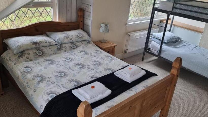 חדר משפחתי, Rowcroft Lodge