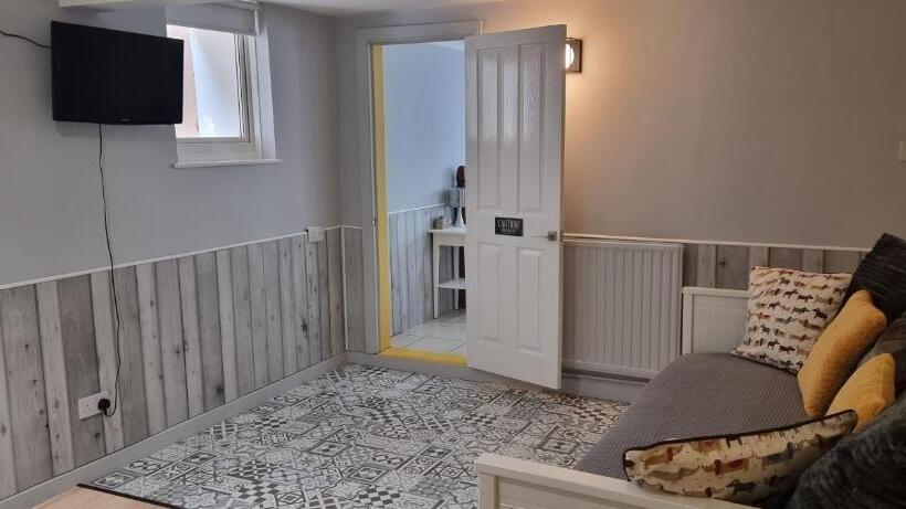 סוויטה משפחתית, Rowcroft Lodge