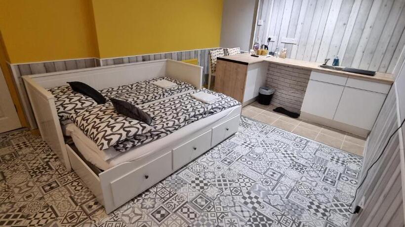 סוויטה משפחתית, Rowcroft Lodge