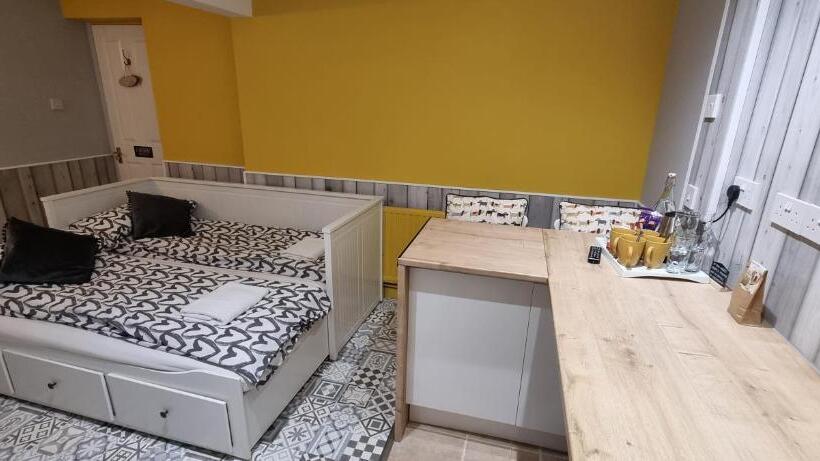 סוויטה משפחתית, Rowcroft Lodge