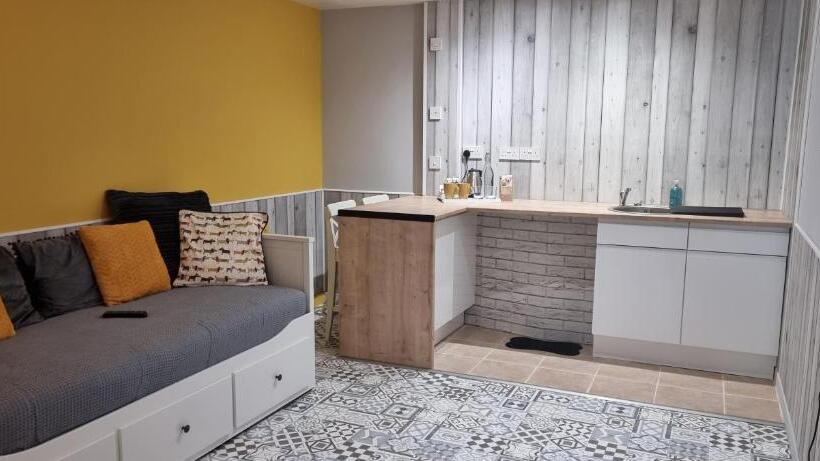 סוויטה משפחתית, Rowcroft Lodge