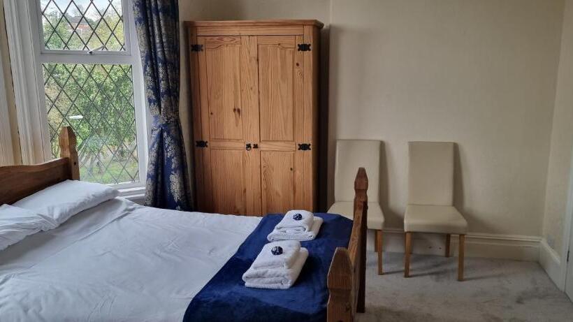 חדר דלוקס לשלושה עם נו לים, Rowcroft Lodge