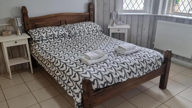 סוויטה משפחתית, Rowcroft Lodge