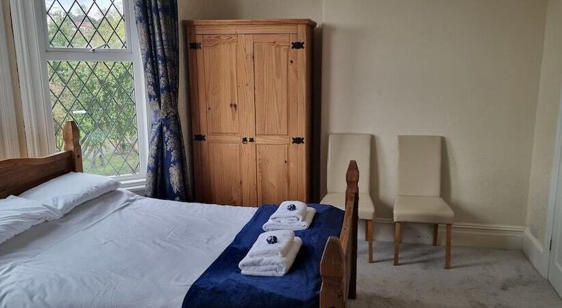 חדר דלוקס לשלושה עם נו לים, Rowcroft Lodge