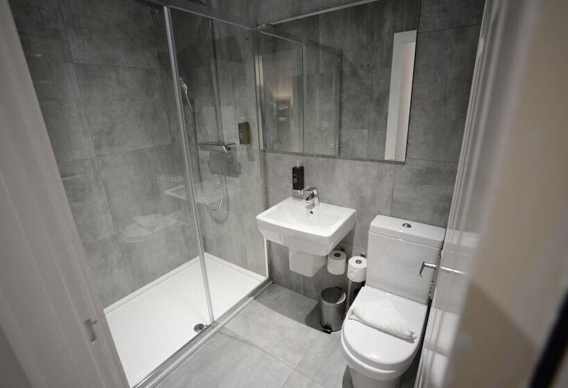 标准三人间, The 29 London